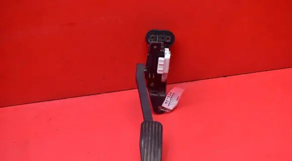 Accelerator throttle pedal