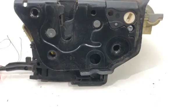 Volkswagen PASSAT B6 Front door lock 3C1837016A