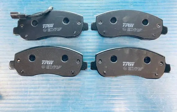 Renault Master III Brake pads (front) GDB1910 90R01107