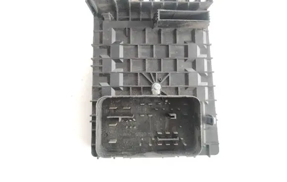 Volkswagen Golf V Fuse module 017181301