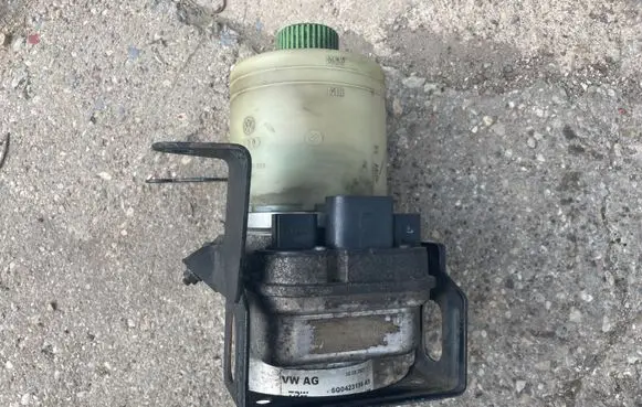 Volkswagen Polo IV 9N3 Power steering pump 6Q0423156AB