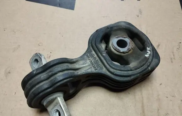 Honda Civic Engine mount bracket