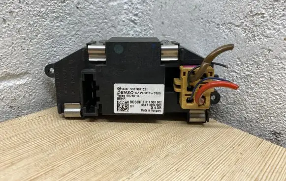 Volkswagen PASSAT B6 Heater blower motor/fan resistor 3C0907521 987651G 2468105380