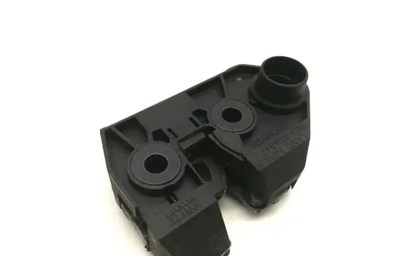 Land Rover Discovery 3 - LR3 Tailgate/trunk/boot lock/catch/latch 7016047 51247016047 CWC500030