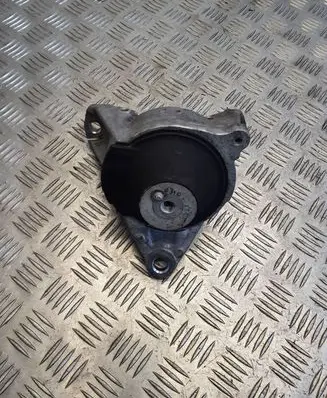 Honda CR-V Engine mount bracket