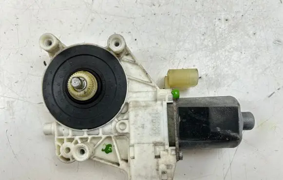 Mercedes-Benz Sprinter W906 Front door window regulator motor A0068205542