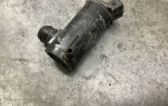 Volvo V70 Windscreen/windshield washer pump 9169611