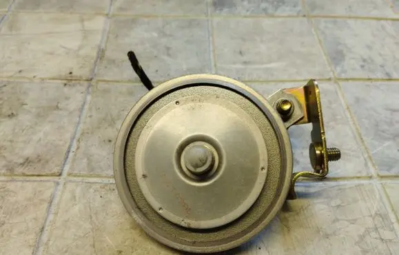 Volkswagen PASSAT B5.5 Horn signal 4A0951113