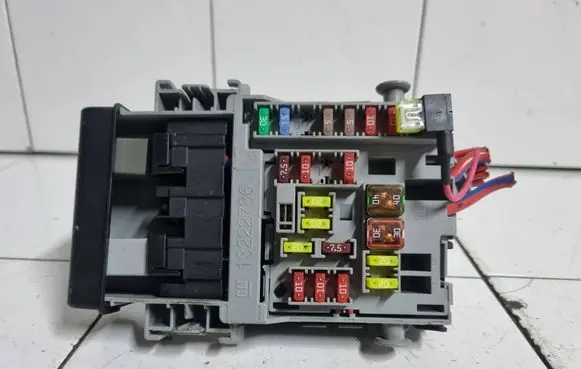Opel Astra J Fuse module 13222786