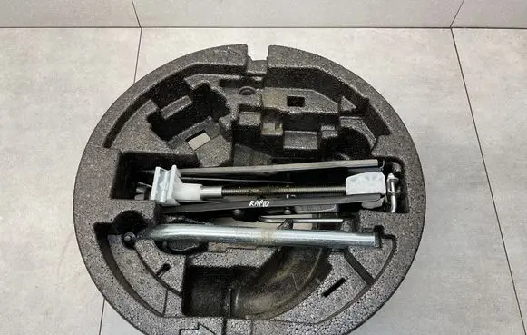 Skoda Rapid (NH) Lift Jack 6R0011031K