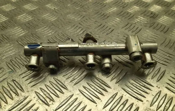 Nissan Juke II F16 Fuel distributor 175228660R
