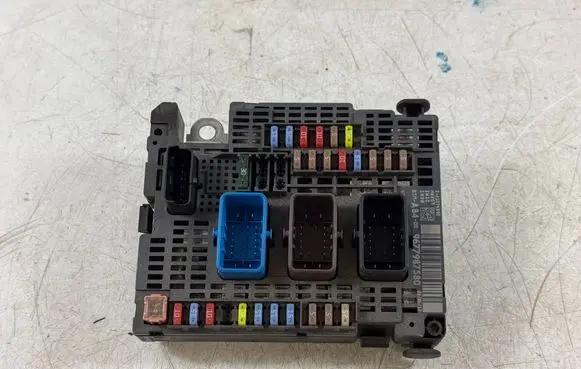 Peugeot 508 Fuse module 9677987580