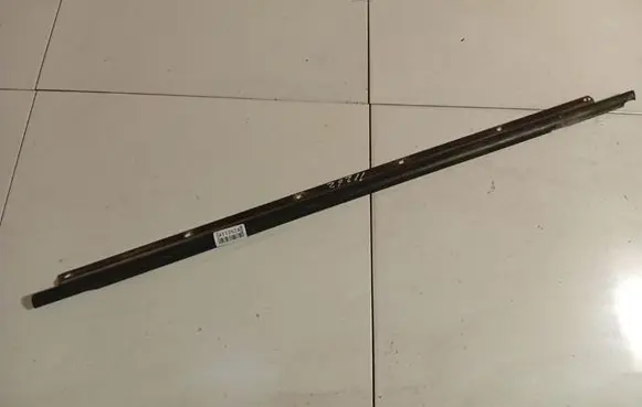 Volkswagen Jetta V Front door glass trim molding