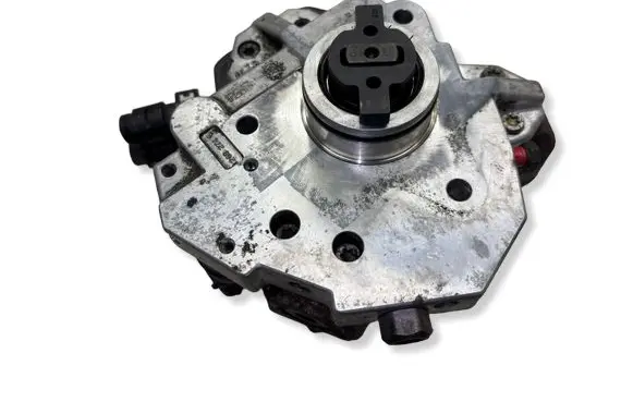 Volvo XC90 Fuel injection high pressure pump 8689590
