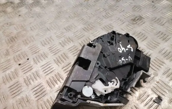 Volvo S40 Front door lock 30753661