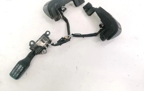 Toyota Avensis T250 Steering wheel buttons/switches 75B596