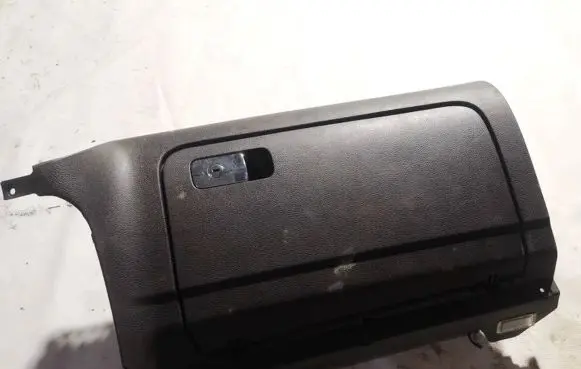 Glove box