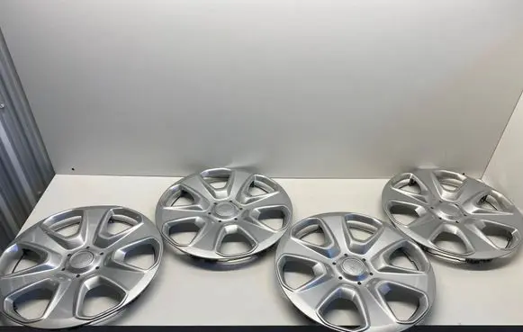 Ford Fiesta R15 wheel hub/cap/trim 8V211130