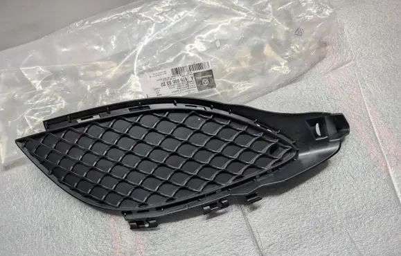 Mercedes-Benz A W176 Front bumper lower grill A1768850322