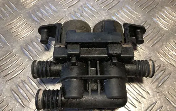 BMW 5 E39 Coolant heater control valve 8374995 1147412137