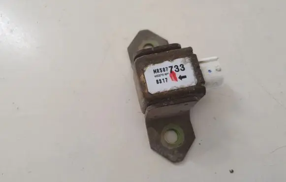 Mitsubishi Outlander Airbag deployment crash/impact sensor MR587733