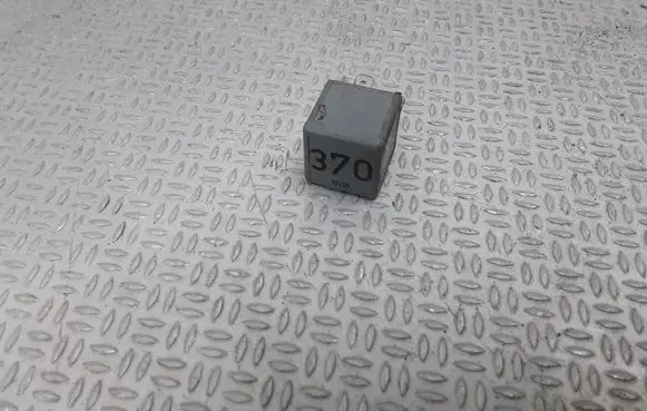 Volkswagen PASSAT B5 Other relay 8D0951253