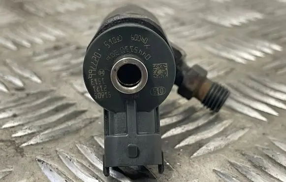 Peugeot 208 Fuel injector 9950115440