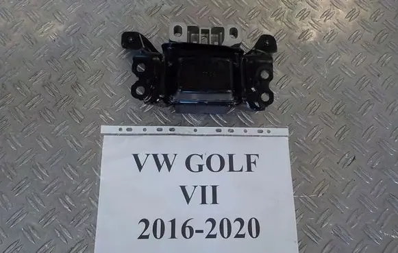 Volkswagen Golf VII Engine mounting bracket