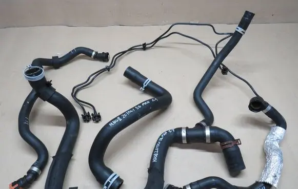 Ford Kuga II Engine coolant pipe/hose