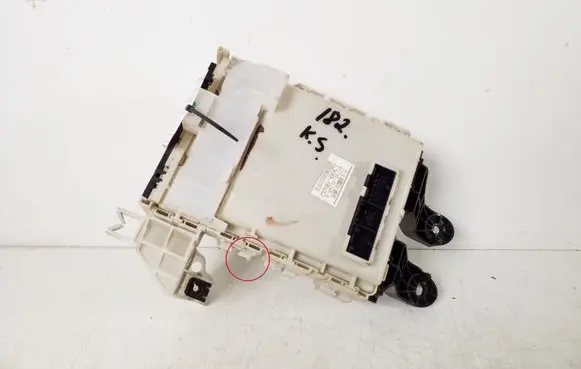 Toyota Avensis T270 Fuse module 82730-05160