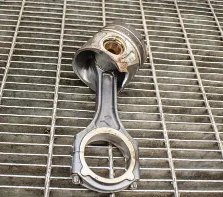 Mercedes-Benz E W212 Piston A6510302017 A6510300020