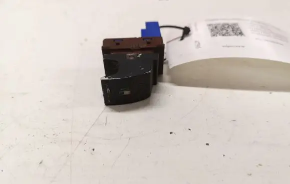 Volkswagen Golf V Fuel tank opening switch 7L6959833A 351403S