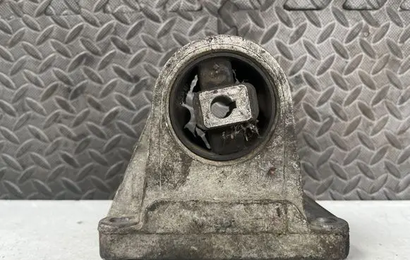 Volvo V70 Engine mounting bracket 9180994 3559