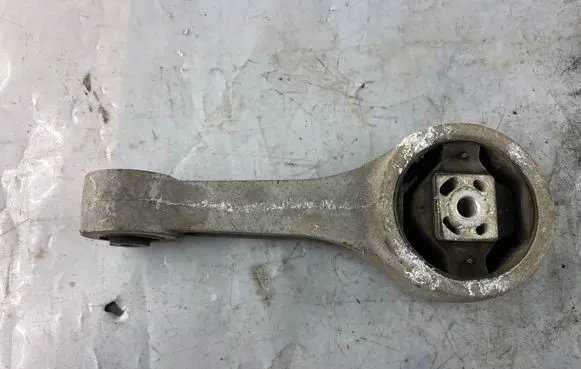 Volkswagen Polo Engine mount bracket