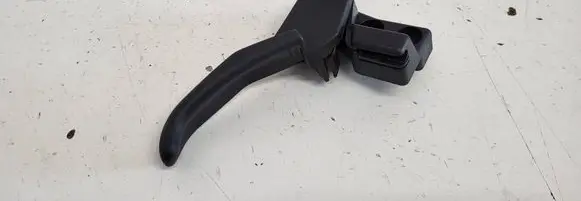 Volkswagen PASSAT B5.5 Engine bonnet (hood) release handle 3B1823533