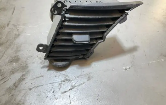 Iveco Daily 6th gen Dash center air vent grill