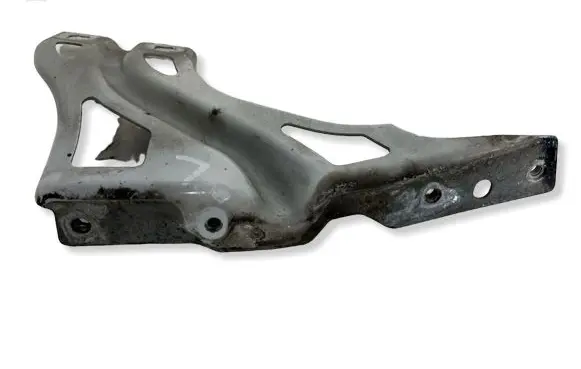 Audi Q3 8U Fender mounting bracket 8U0821135