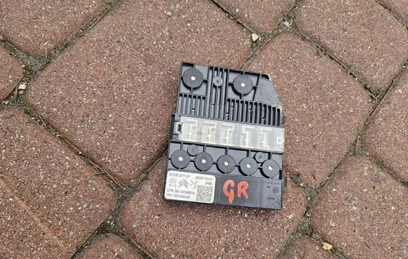 Opel Grandland X Fuse module 9811879680