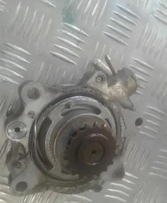 Nissan X-Trail T30 Vacuum pump