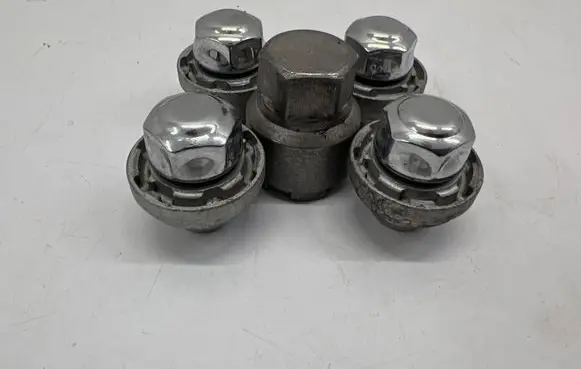 KIA EV6 Anti-theft wheel nuts and lock 