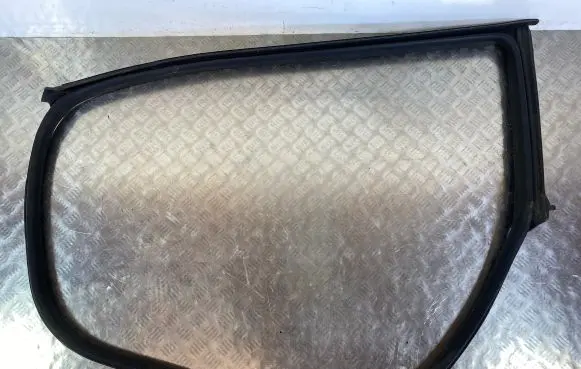 Maserati Quattroporte Front door rubber seal