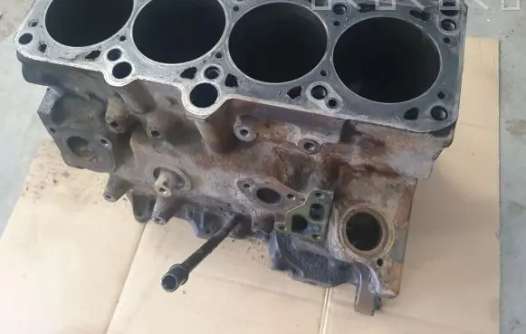 Volkswagen Golf II Engine block 037103021