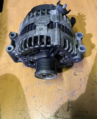 BMW 3 E92 E93 Generator/alternator 7557789