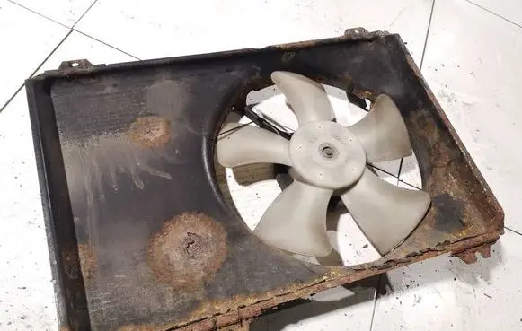 Suzuki Swift I Radiator cooling fan shroud 