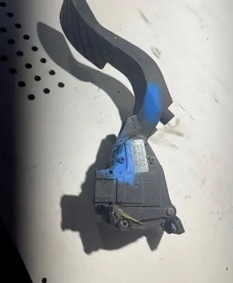 Volkswagen PASSAT B5.5 Accelerator throttle pedal 8d1721523f