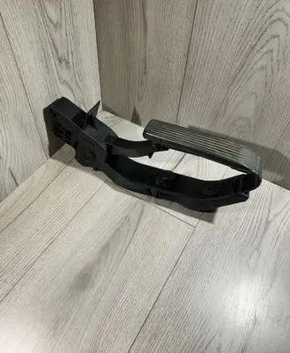 Accelerator throttle pedal