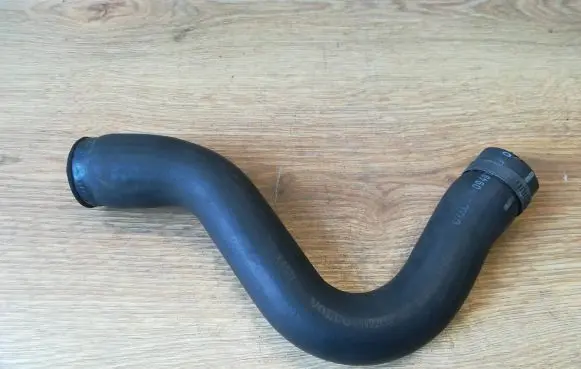 Volvo XC70 Engine coolant pipe/hose 09492889