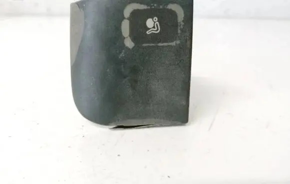 Passenger airbag on/off switch