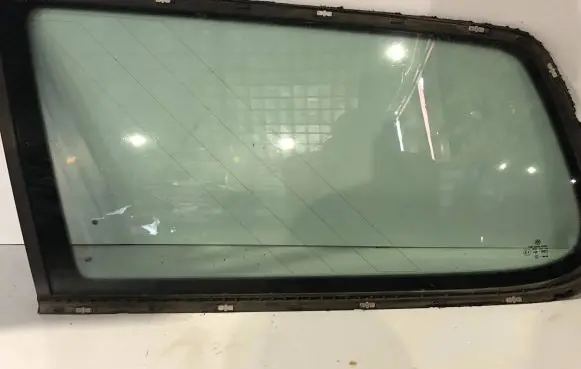 Volkswagen PASSAT B6 Rear side window 43R00021