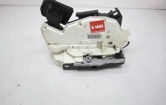 Volkswagen Golf VII Front door lock 5K1837016D